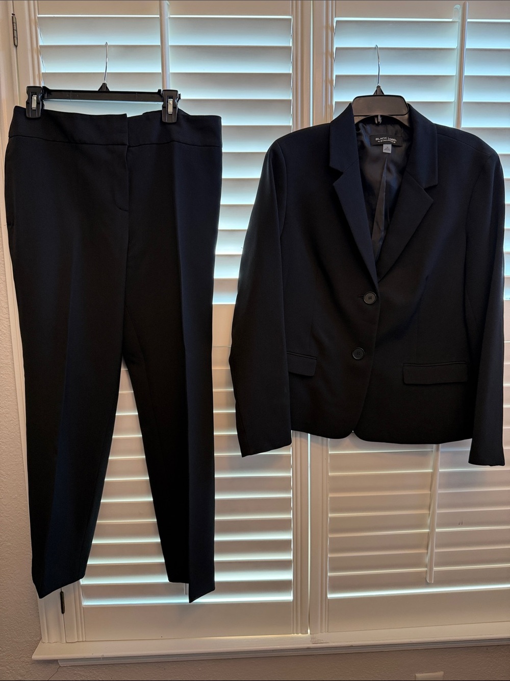 Women’s Black Two-Piece Pantsuit — Tailored Blazer & Straight-Leg Pants